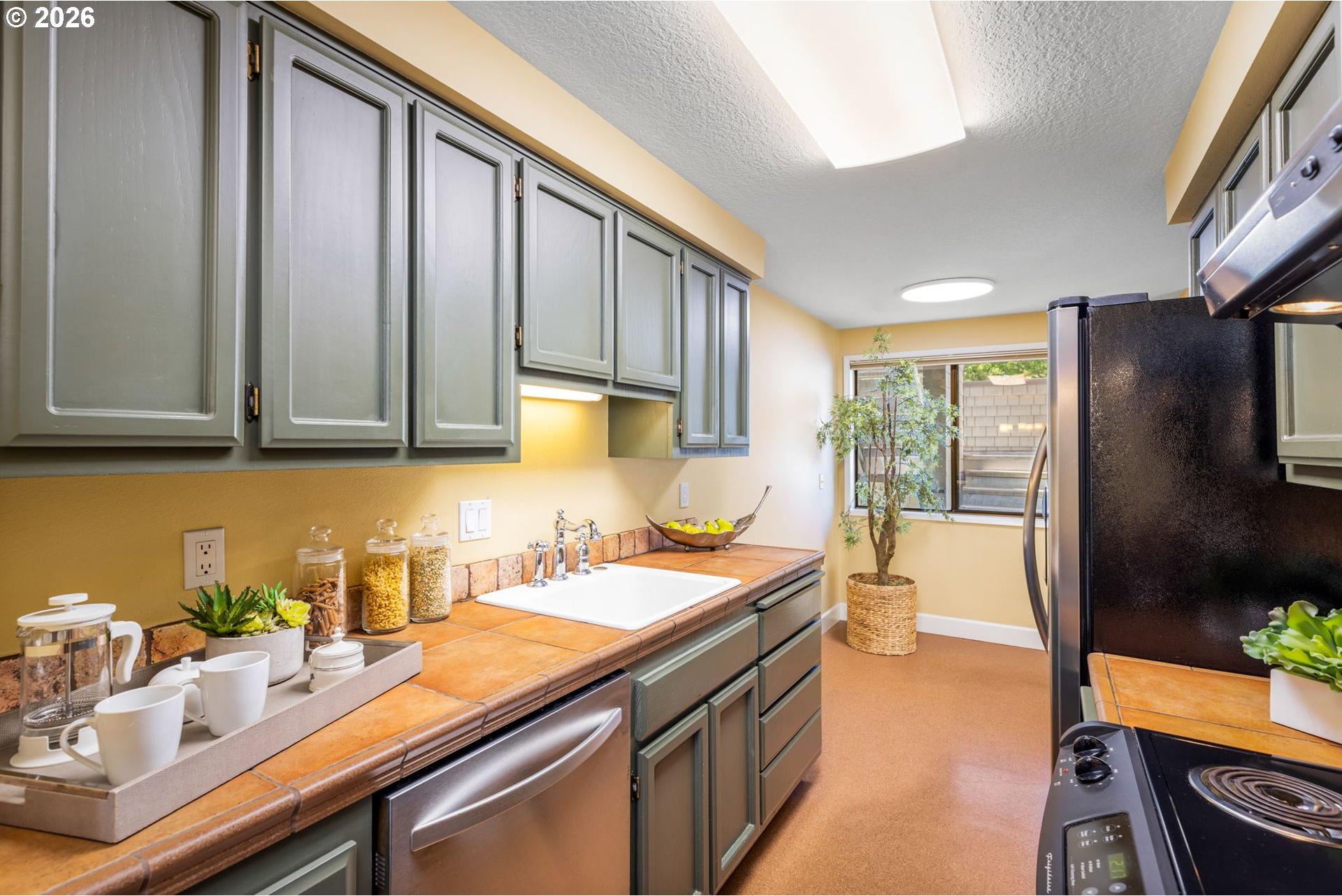 5640 South Riverside Lane, Unit 2 Portland, OR 97239 - Photo 8 of 42 Gallery Image 8