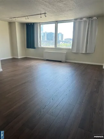 $1,900 | 201 Brg Plaza North, Unit 5E, Fort Lee, NJ 07024