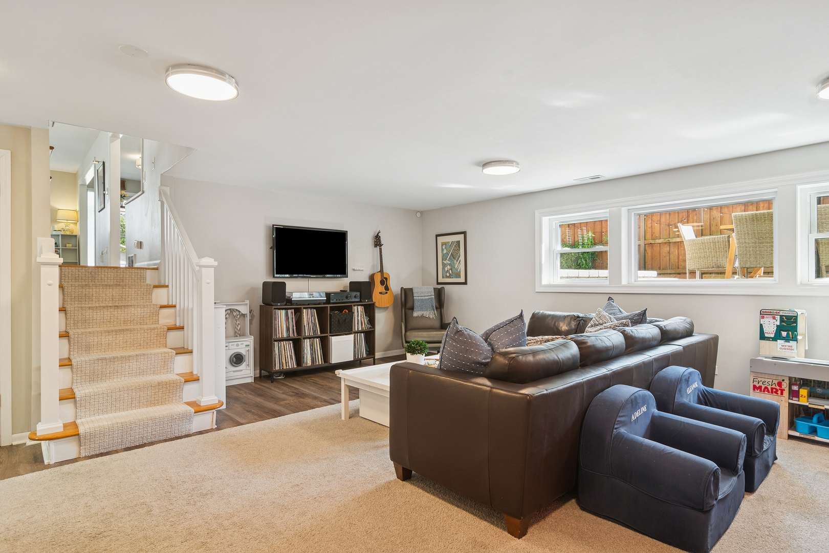 530 North Myrtle Avenue Elmhurst, IL 60126 - Photo 23 of 44 a living room with furniture and a flat screen tv