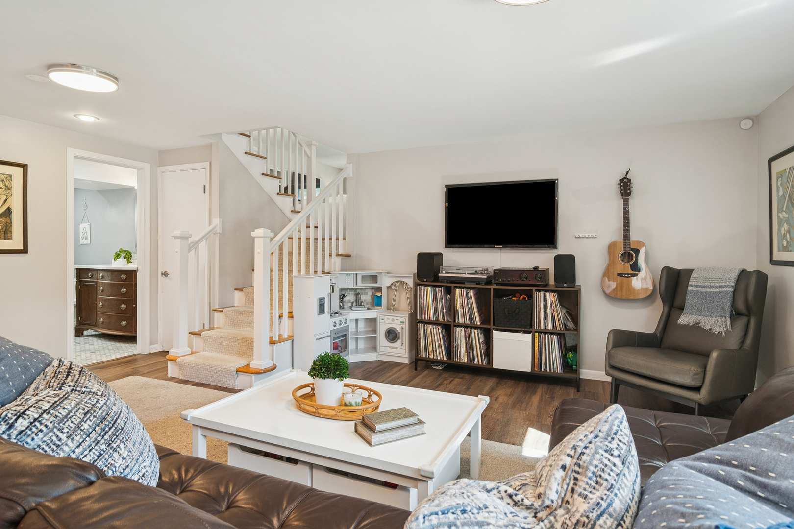 530 North Myrtle Avenue Elmhurst, IL 60126 - Photo 29 of 44 a living room with furniture and a flat screen tv