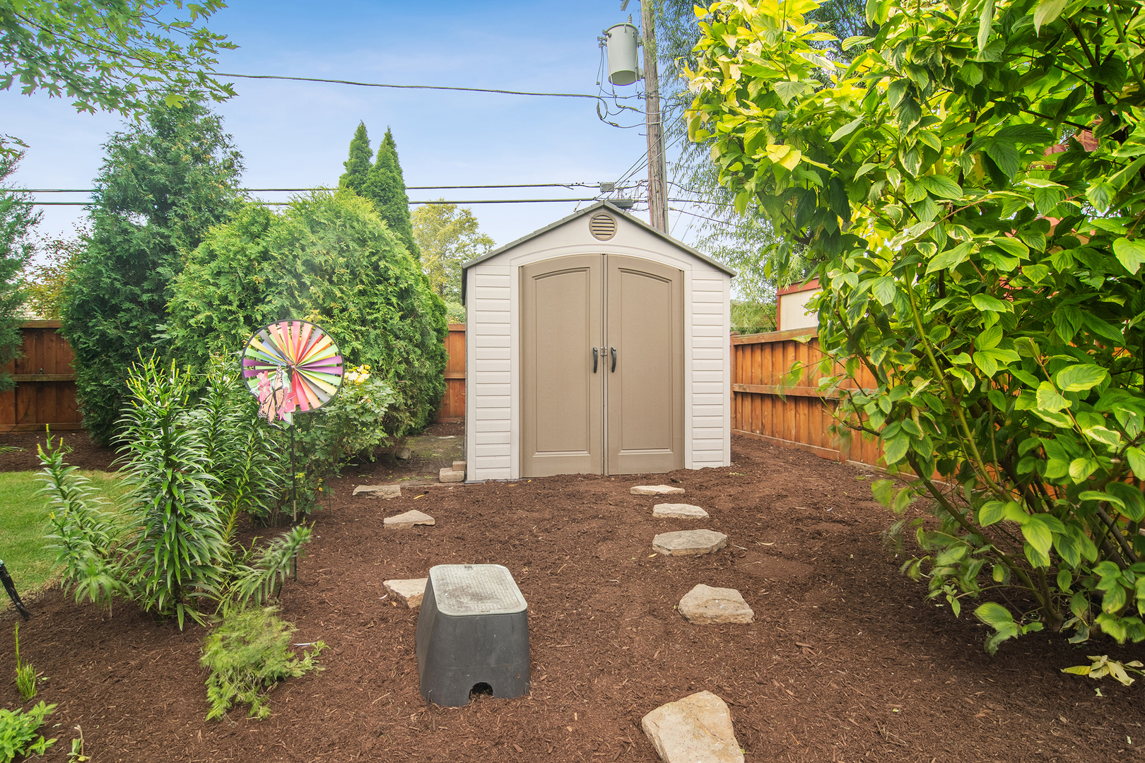 530 North Myrtle Avenue Elmhurst, IL 60126 - Photo 36 of 44 a backyard of a house with lots of green space