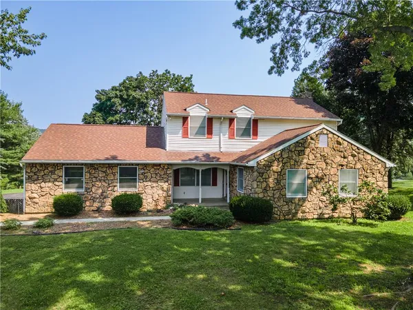a view of a house with backyard and garden