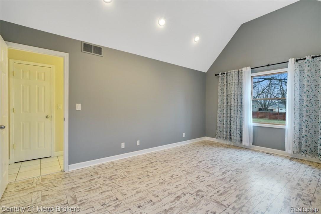 1380 Reid Road Flint, MI 48507 - Photo 20 of 53 dsc00083-dsc00085.JPG