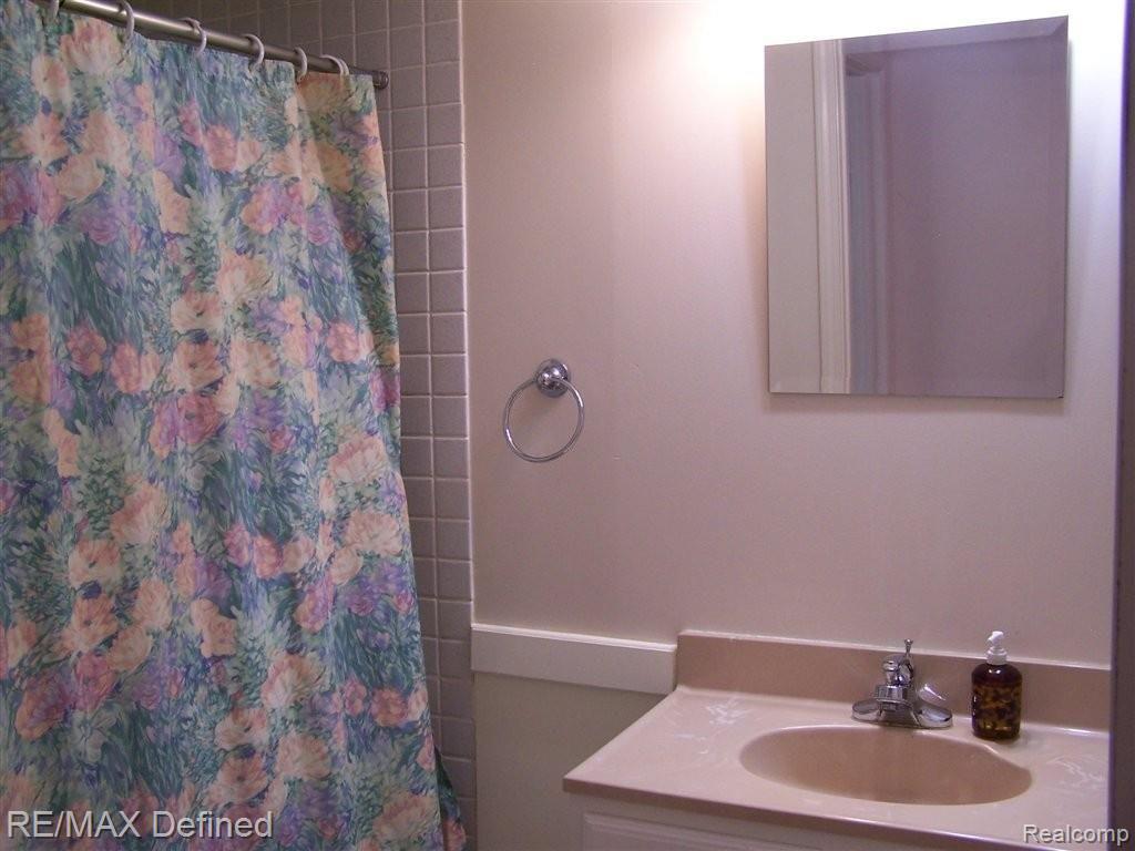 1349 Sandy Ridge Drive Rochester, MI 48306 - Photo 15 of 21 2013-05-23 14.54.09.jpg