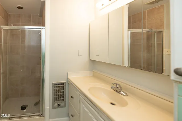 $2,350 | 315 West King Street, Hillsborough, NC 27278