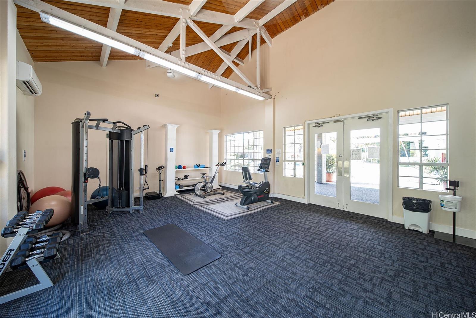 429 Mananai Place, Unit 39U Honolulu, HI 96818 - Photo 22 of 23 a living room with furniture