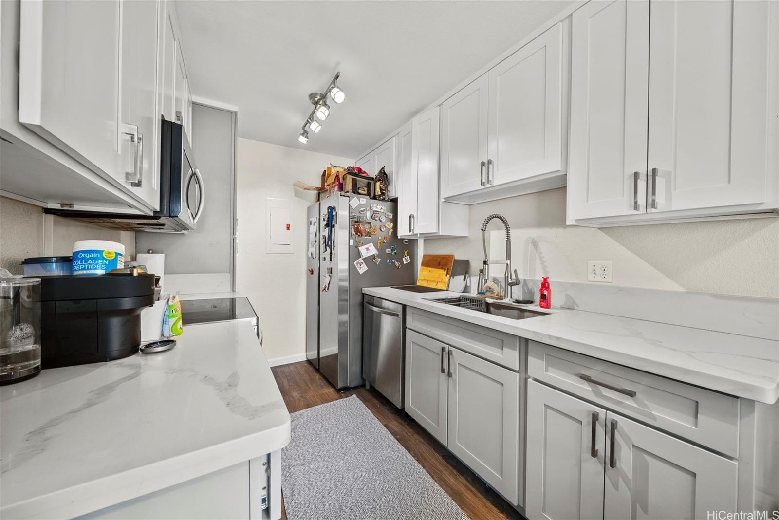 429 Mananai Place, Unit 39U Honolulu, HI 96818 - Photo 8 of 23 a kitchen with cabinets and appliances