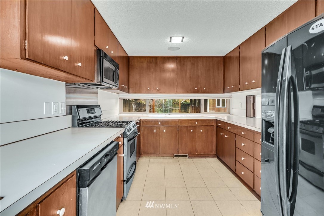 38131 Southeast 91st Street Snoqualmie, WA 98065 - Photo 11 of 40 a kitchen with stainless steel appliances granite countertop a sink and a stove