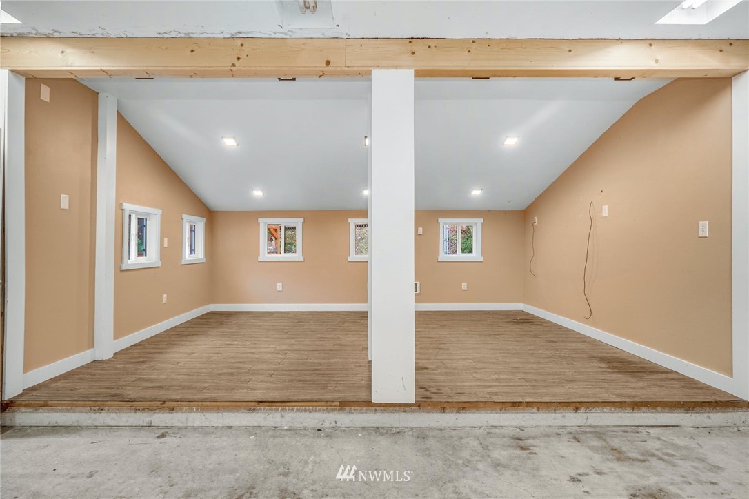 38131 Southeast 91st Street Snoqualmie, WA 98065 - Photo 26 of 40 a view of a hallway