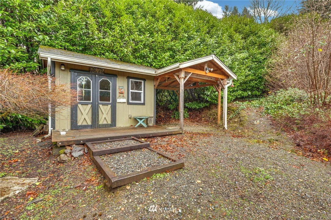 38131 Southeast 91st Street Snoqualmie, WA 98065 - Photo 34 of 40 front view of a house with a yard