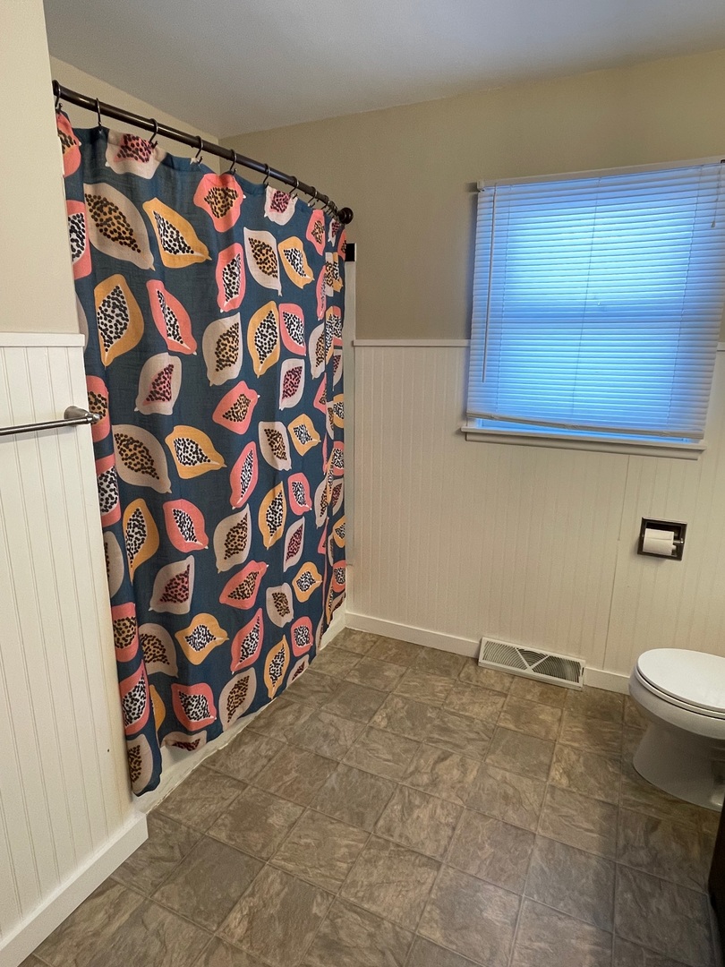 1044 Park Avenue Sycamore, IL 60178 - Photo 15 of 23 a bathroom with a toilet and a shower curtain
