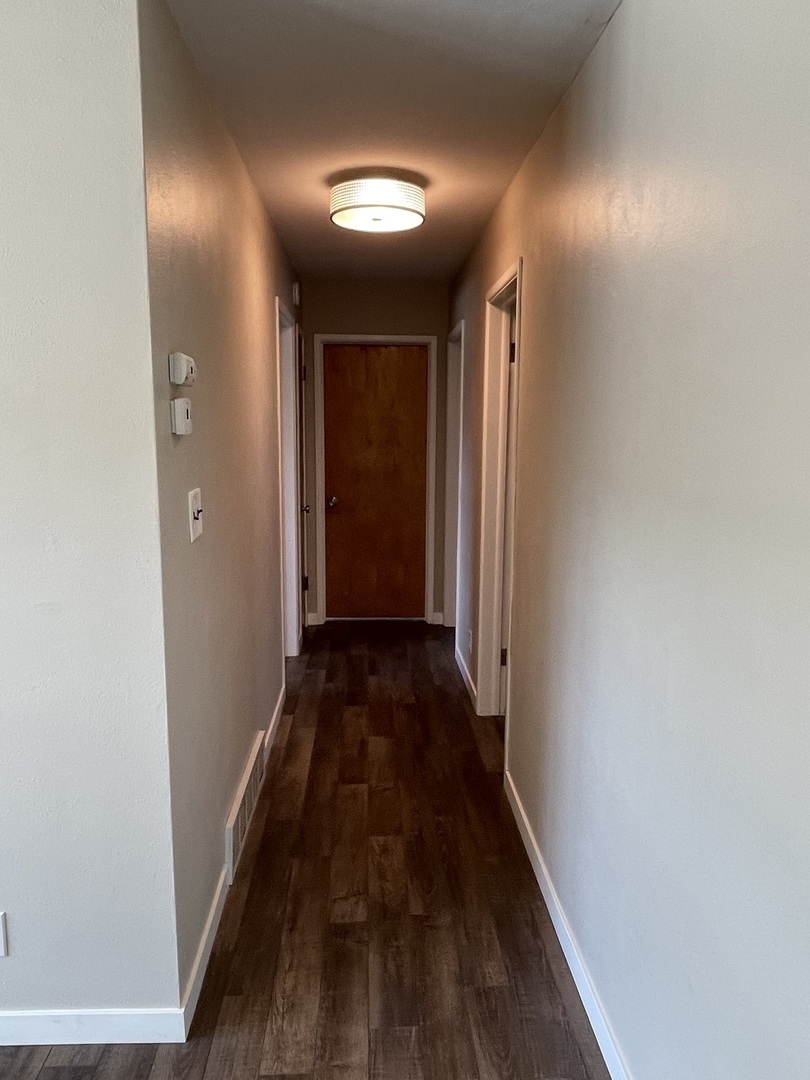 1044 Park Avenue Sycamore, IL 60178 - Photo 6 of 23 a view of a hallway