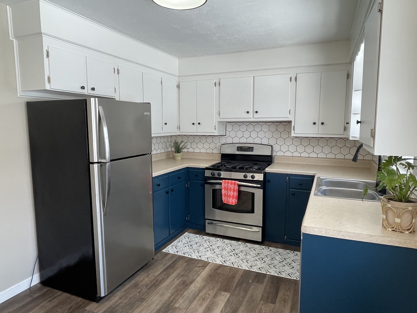 1044 Park Avenue Sycamore, IL 60178 - Photo 7 of 23 a kitchen with granite countertop a refrigerator sink and stove