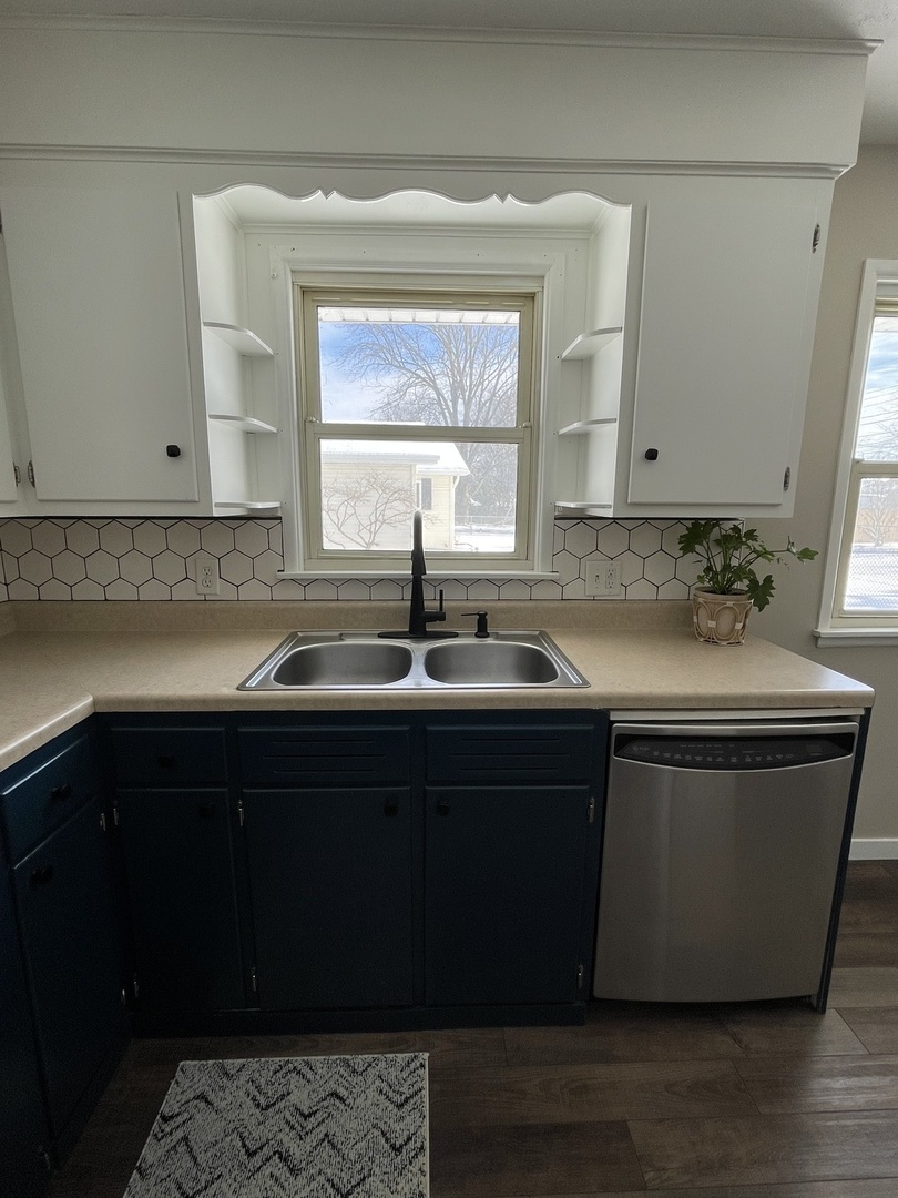 1044 Park Avenue Sycamore, IL 60178 - Photo 10 of 23 a room with a sink and a mirror