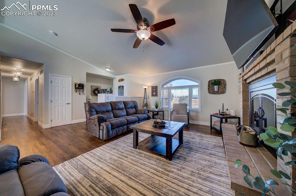 648 South McCulloch Boulevard Pueblo, CO 81007 - Photo 8 of 50 a living room with furniture