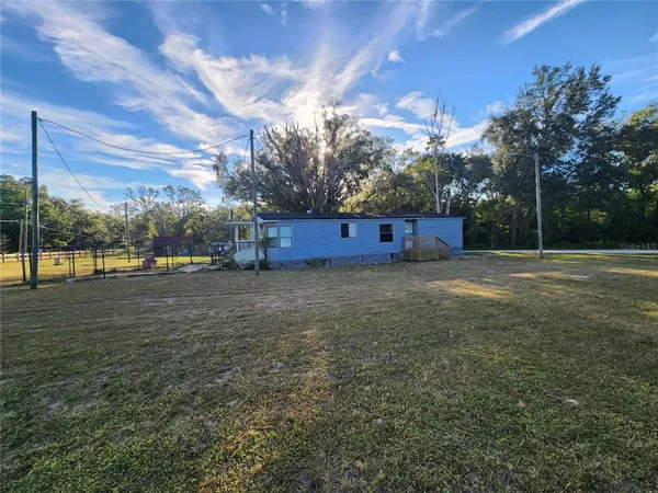 a view of a yard with a house