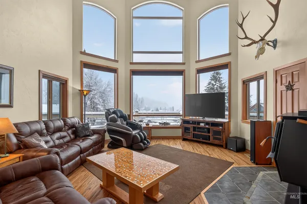 $675,000 | 204 South 2nd Street, Elk River, ID 83827