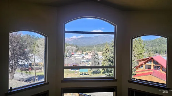 $675,000 | 204 South 2nd Street, Elk River, ID 83827