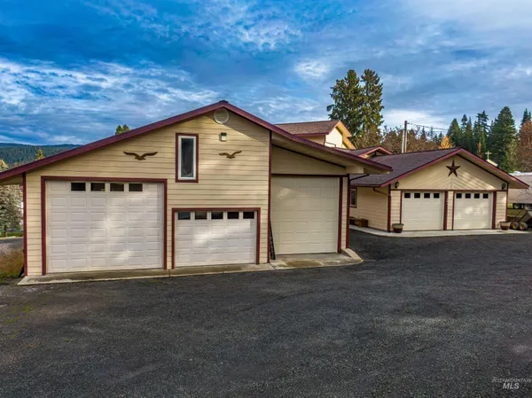 $675,000 | 204 South 2nd Street, Elk River, ID 83827