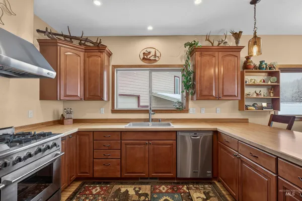 $675,000 | 204 South 2nd Street, Elk River, ID 83827