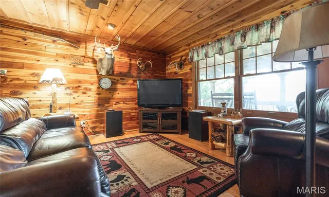 $670,000 | 3292 County Road 625, Birch Tree, MO 65438