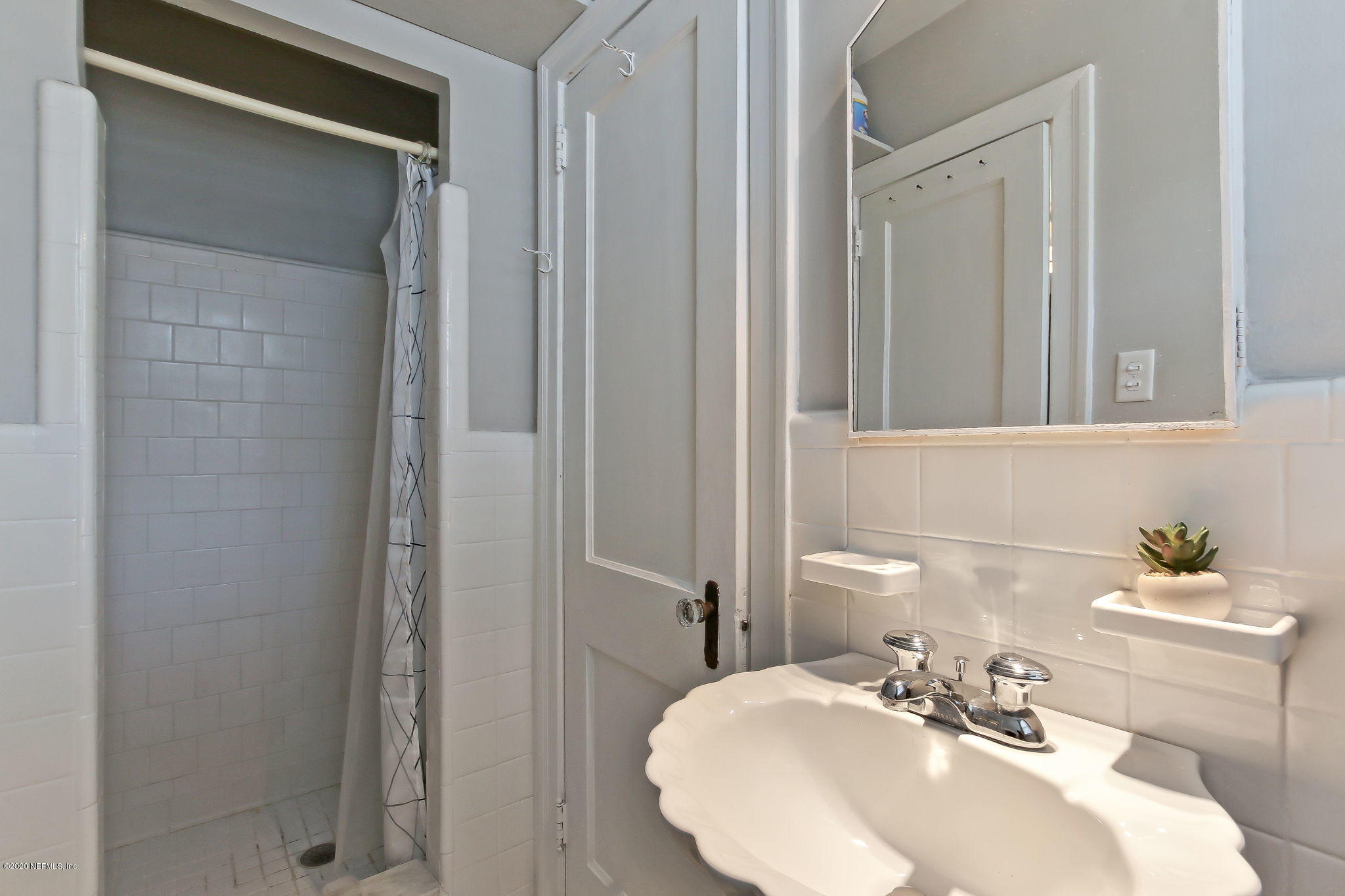 1416 Pinetree Road Jacksonville, FL 32207 - Photo 12 of 36 Guest bath
