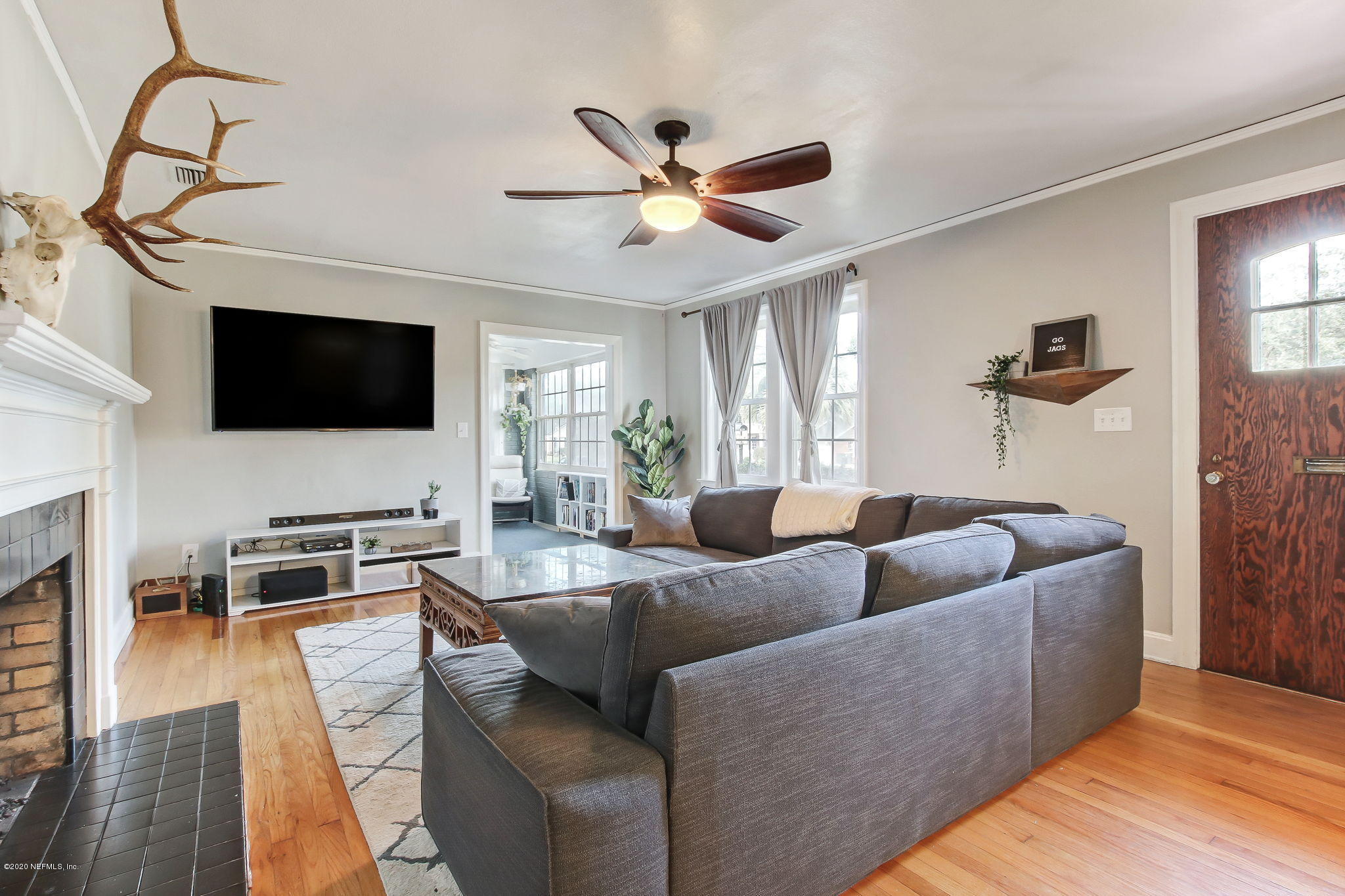 1416 Pinetree Road Jacksonville, FL 32207 - Photo 19 of 36 Living room