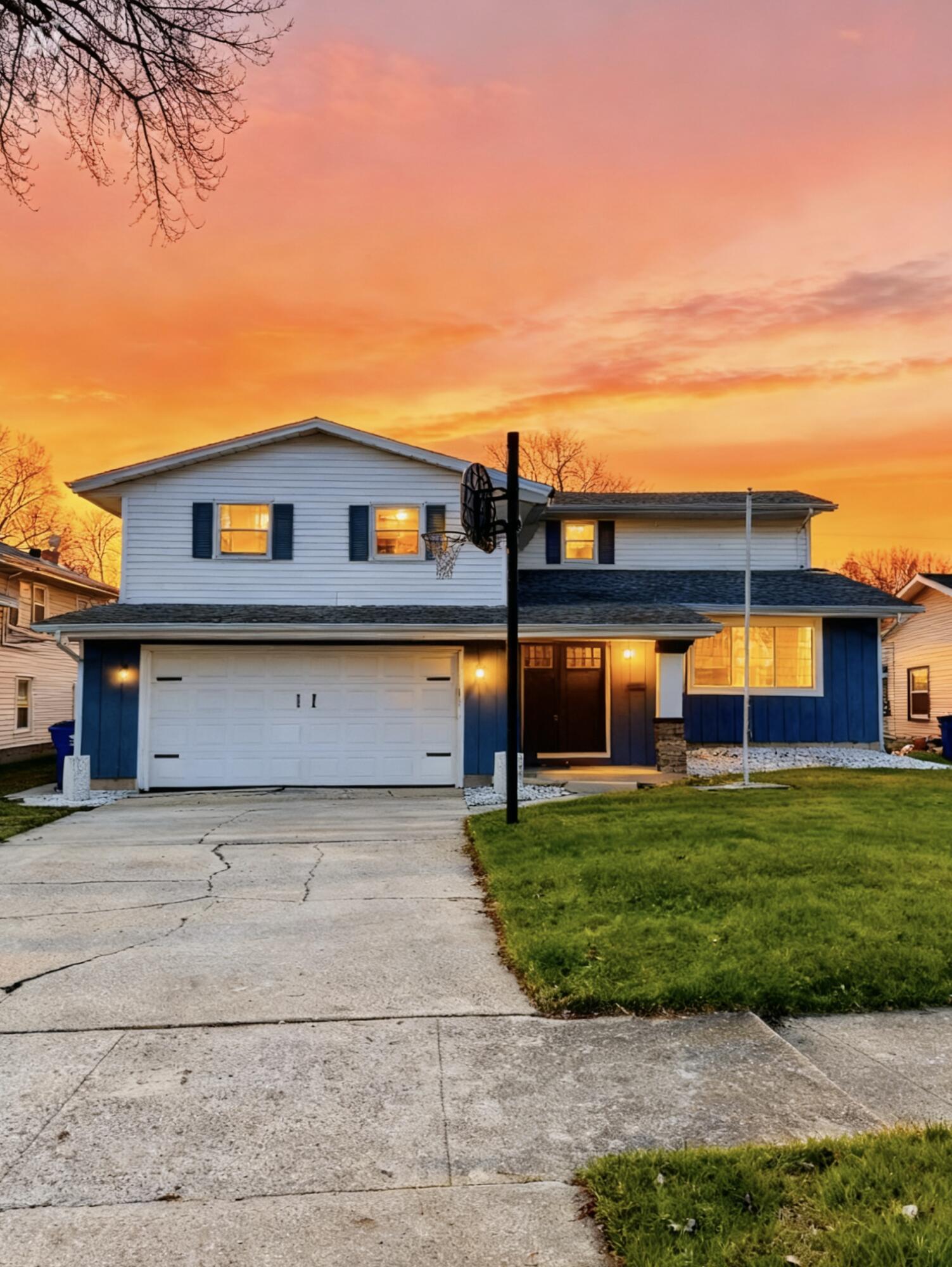 a white house that has a lots of windows in it