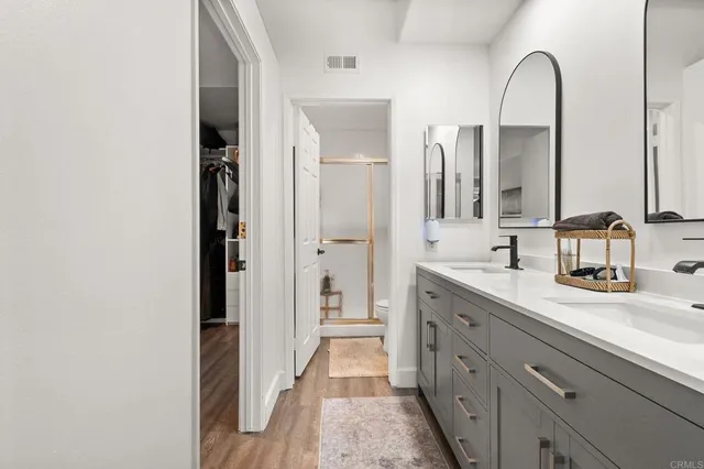 a spacious bathroom with 2 sink and a mirror