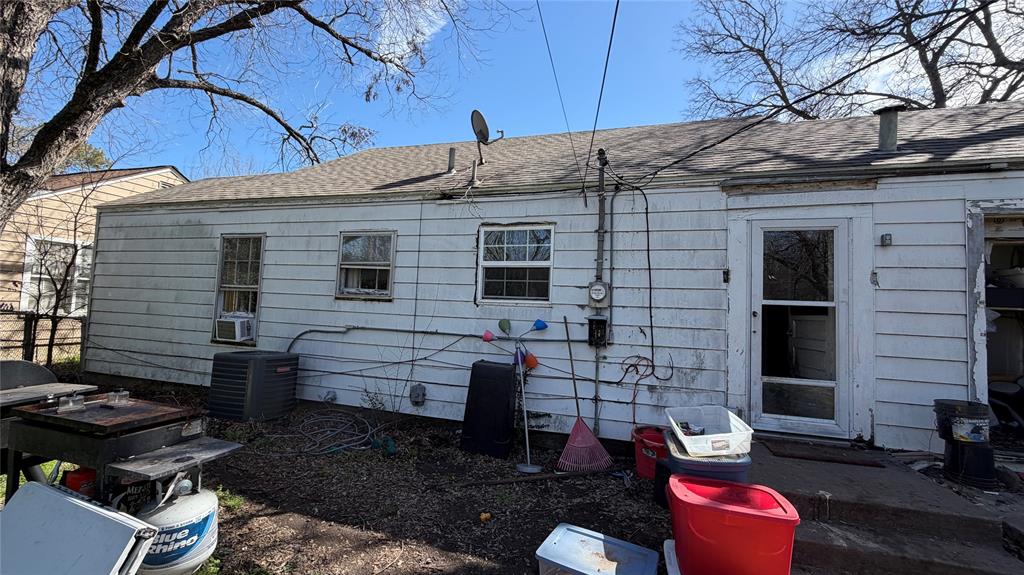 4504 Almena Road River Oaks, TX 76114 - Photo 4 of 4 a backyard of a house with seating space