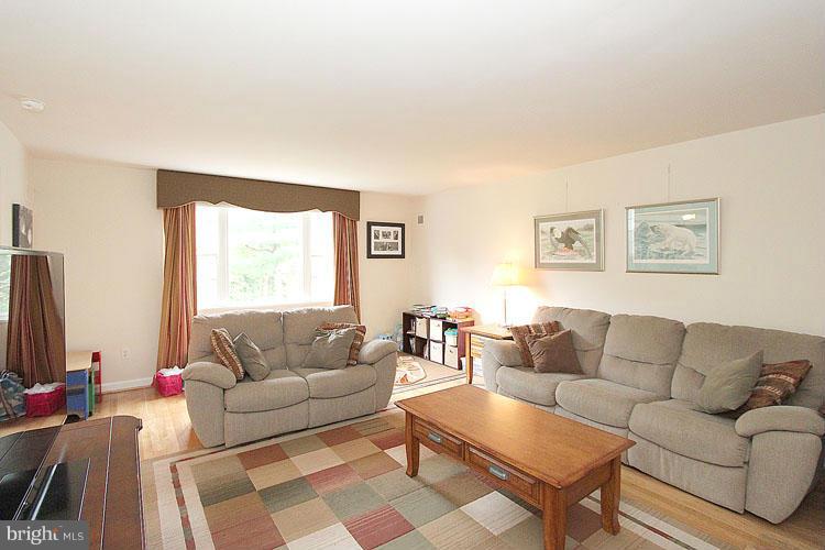 5329 Pooks Hill Road, Unit 405 Bethesda, MD 20814 - Photo 3 of 21 Living Room