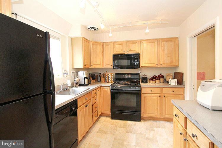 5329 Pooks Hill Road, Unit 405 Bethesda, MD 20814 - Photo 5 of 21 Kitchen
