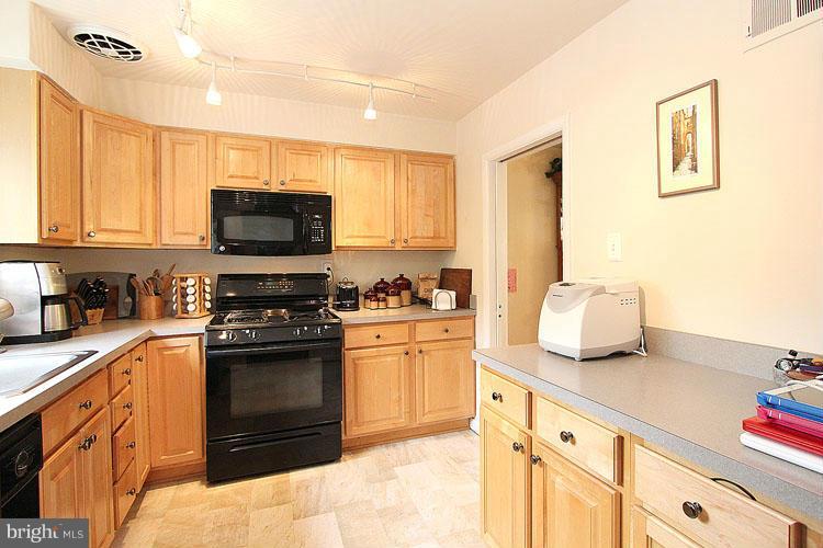 5329 Pooks Hill Road, Unit 405 Bethesda, MD 20814 - Photo 6 of 21 Kitchen