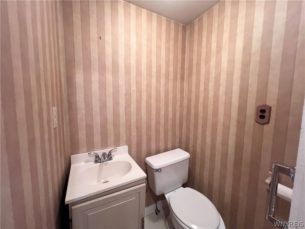 199 Potters Road Buffalo, NY 14220 - Photo 11 of 31 Half bath