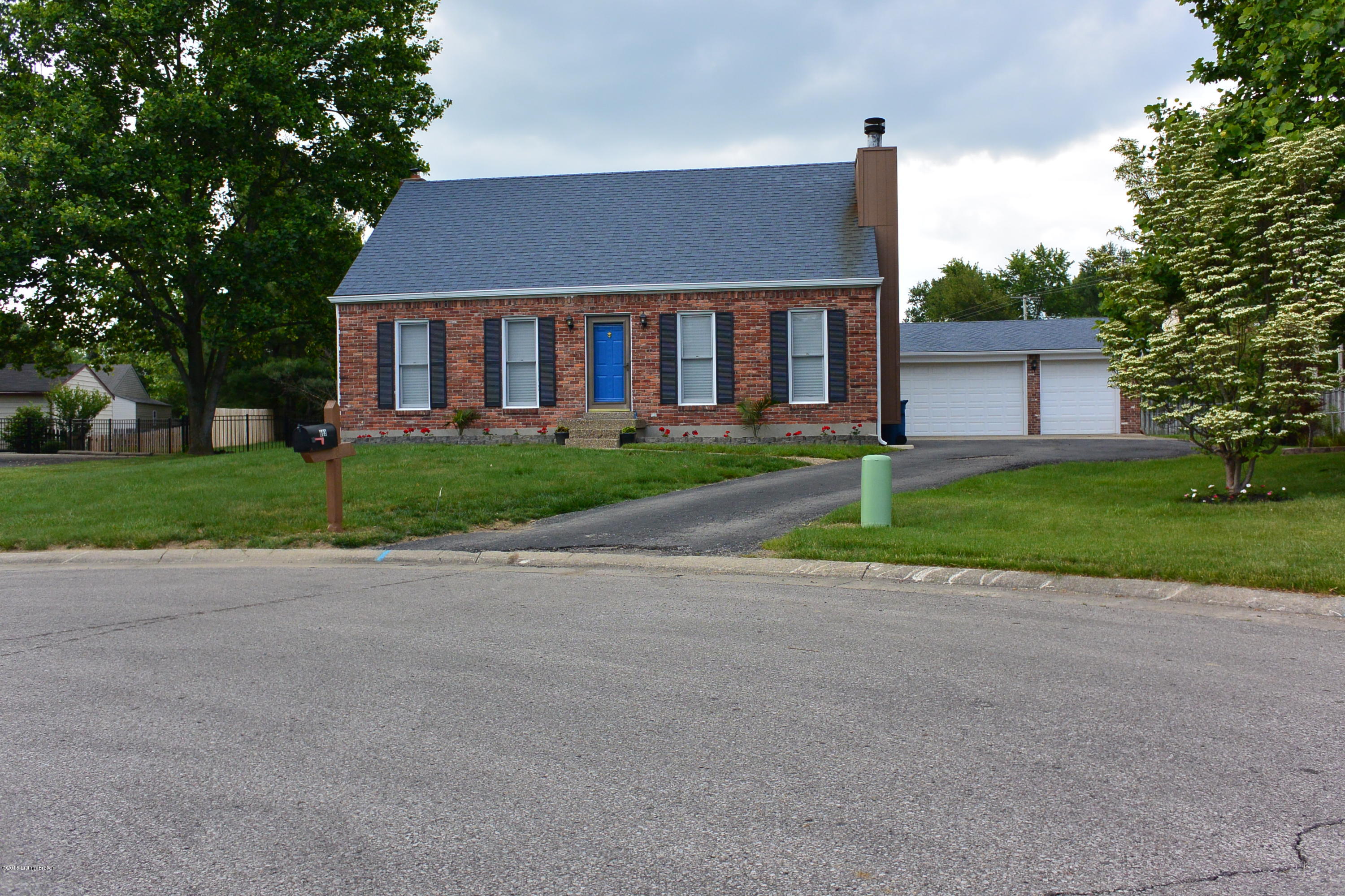 603 Stivers Road Louisville, KY 40207 - Photo 2 of 31 DSC_3415