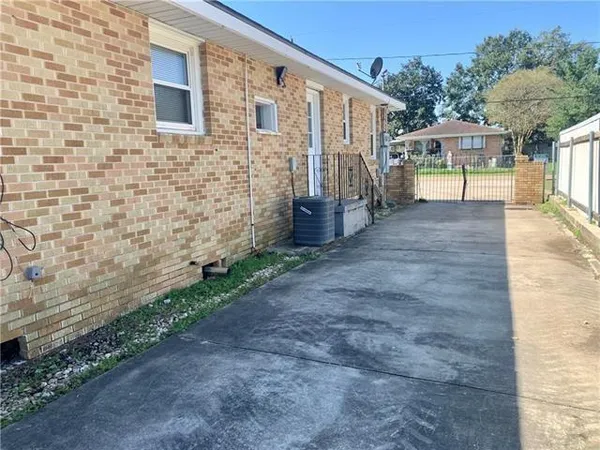 $1,500 | 2337 Plaza Drive, Chalmette, LA 70043