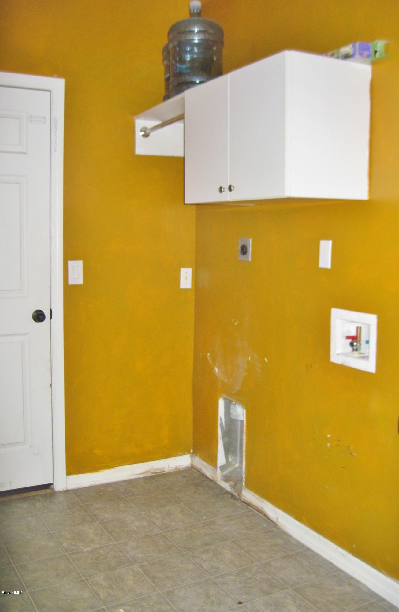 1104 Rabbit Street Southeast Palm Bay, FL 32909 - Photo 24 of 31 Laundry Room