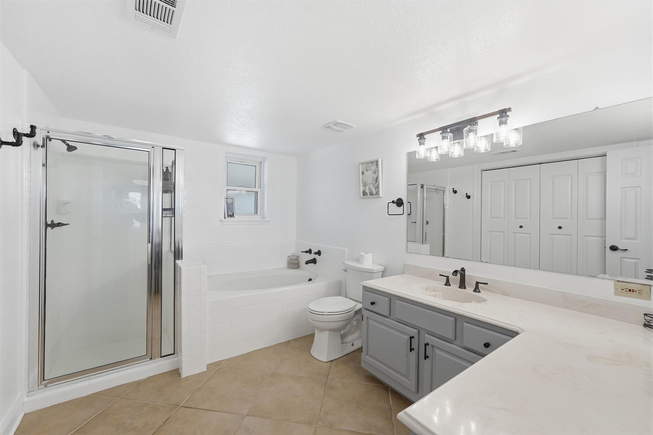 3814 Poskey Road Anahuac, TX 77514 - Photo 17 of 38 Primary bathroom