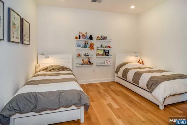 $5,500 | 9 Somerset Lane, Unit 405, Edgewater, NJ 07020