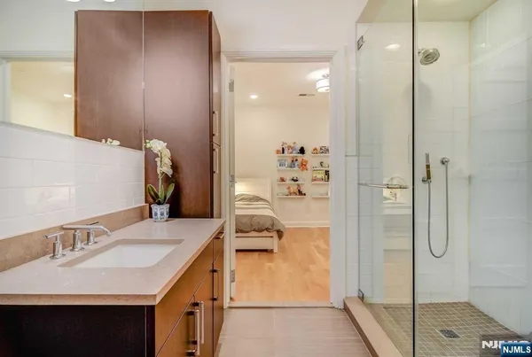 $5,500 | 9 Somerset Lane, Unit 405, Edgewater, NJ 07020