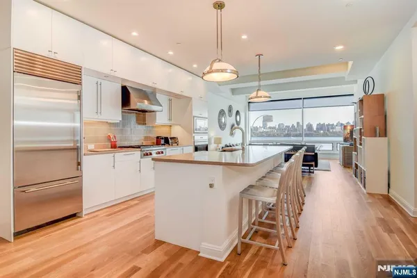 $5,500 | 9 Somerset Lane, Unit 405, Edgewater, NJ 07020