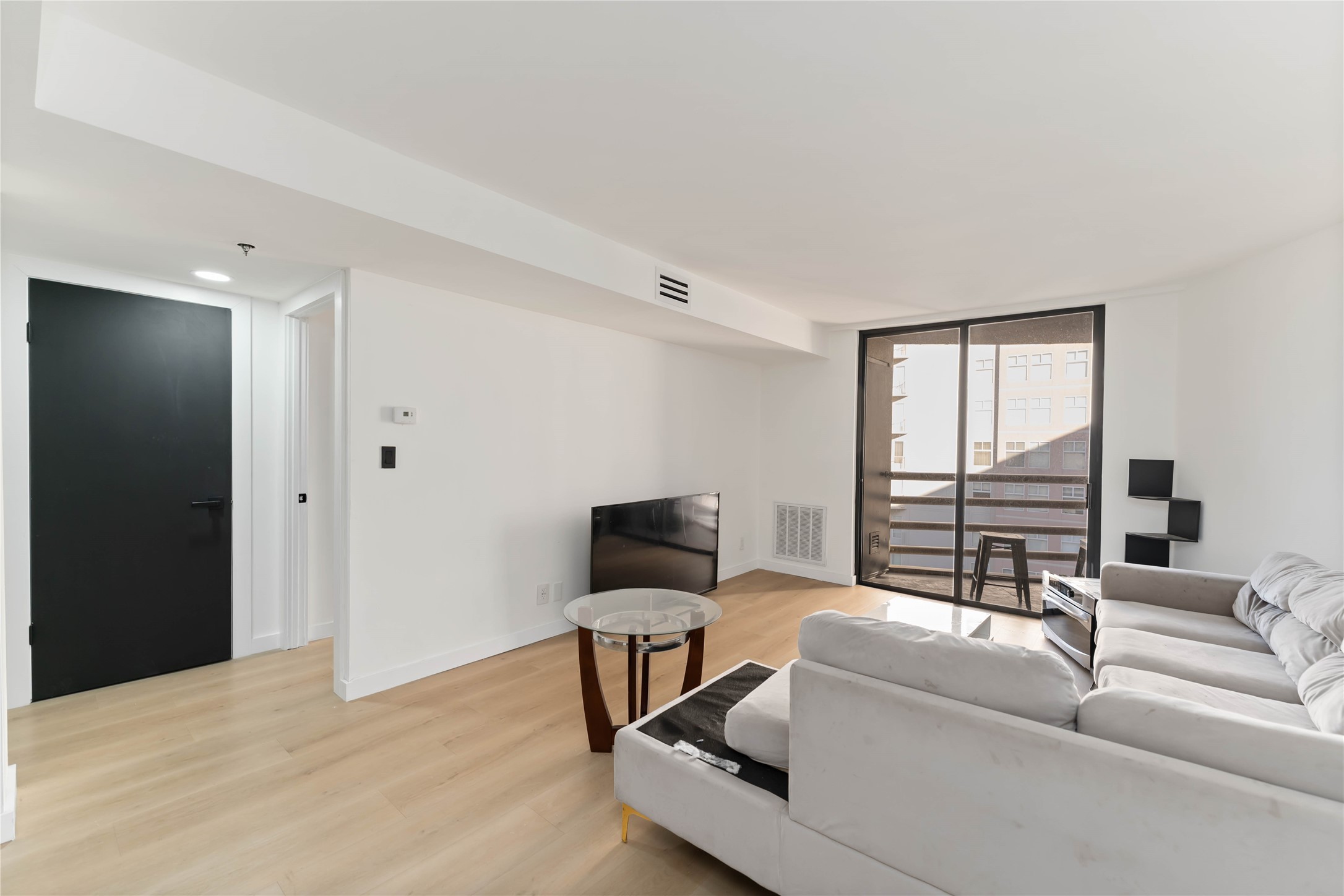 3525 Sage Road, Unit 1213 Houston, TX 77056 - Photo 6 of 26 a living room with furniture and a window