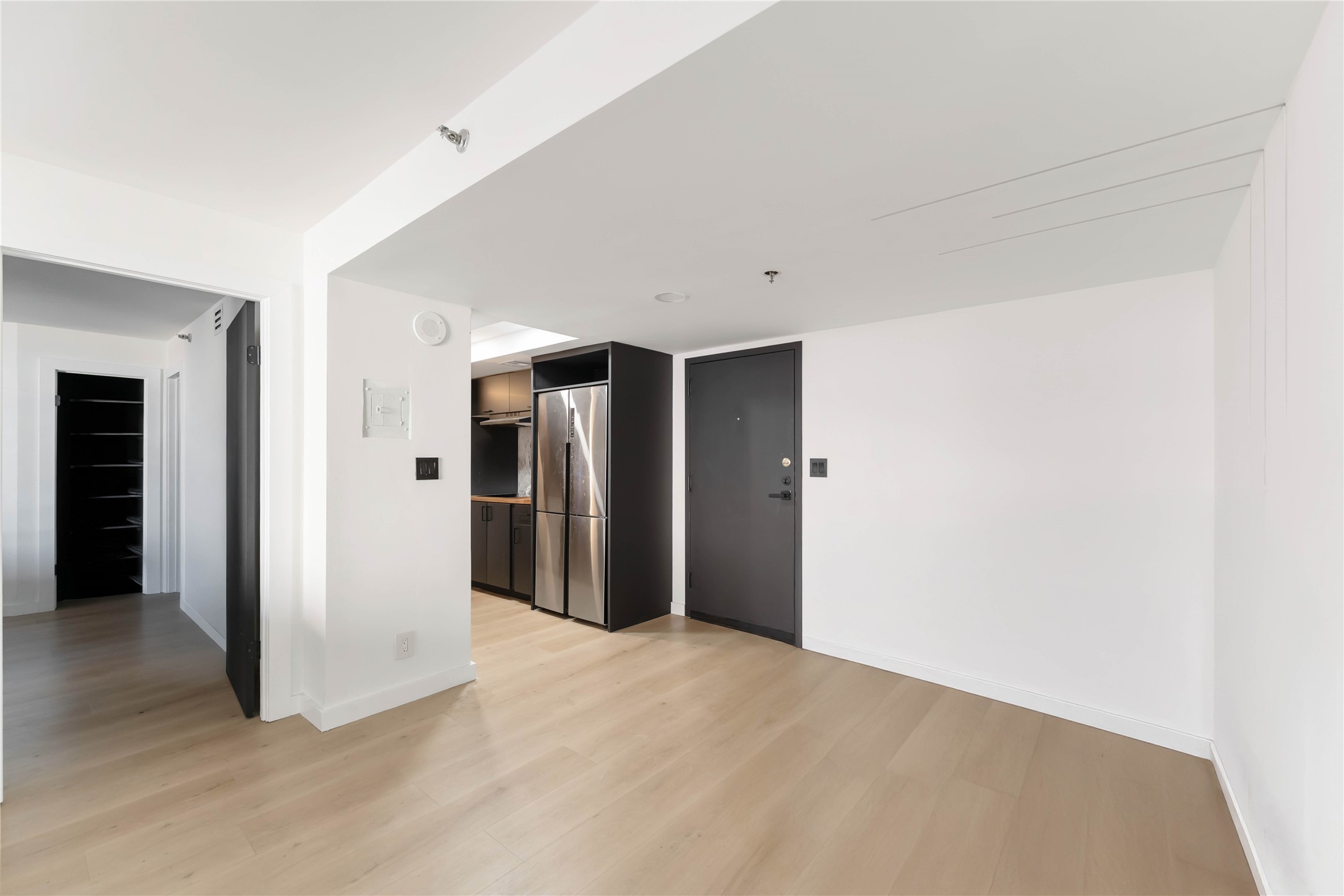 3525 Sage Road, Unit 1213 Houston, TX 77056 - Photo 10 of 26 a view of a big room with closet and entryway