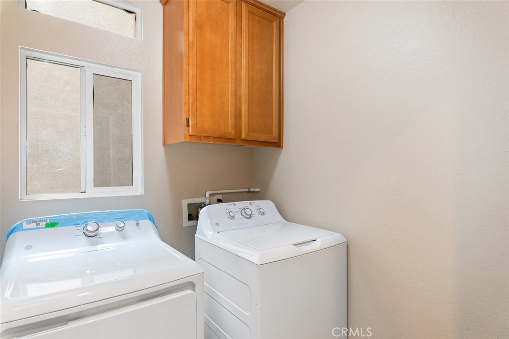 6228 Manzanita Way Riverside, CA 92504 - Photo 14 of 42 a utility room with dryer and washer