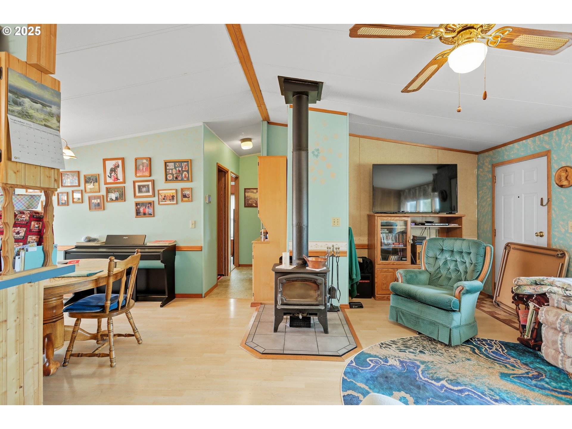 44 Pumphouse Road Goldendale, WA 98620 - Photo 15 of 35 a living room with furniture and a large mirror