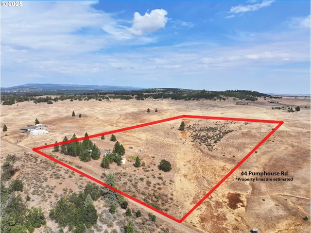 a view of a tennis court