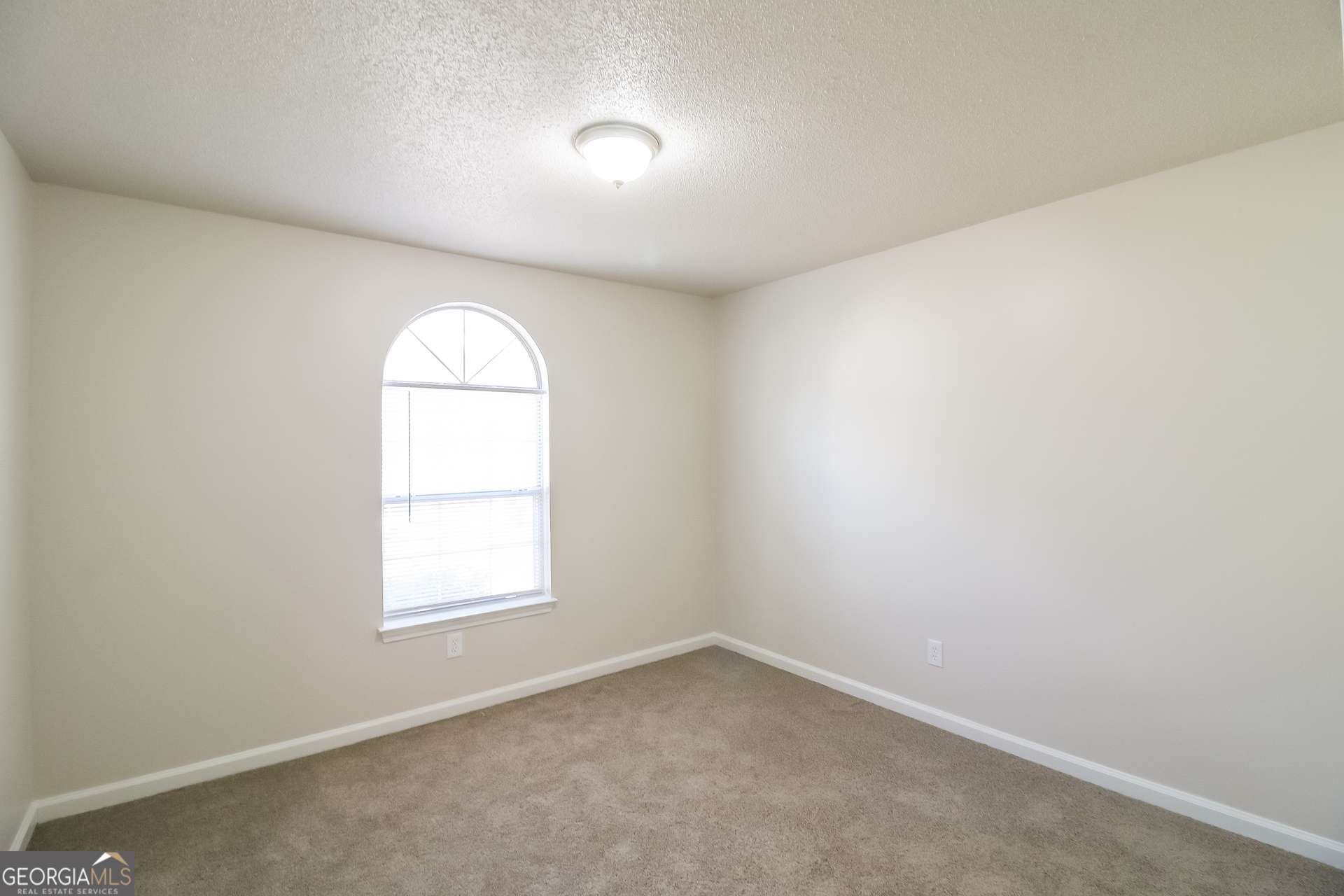 7010 New Dale Road Rex, GA 30273 - Photo 12 of 16 an empty room with a window