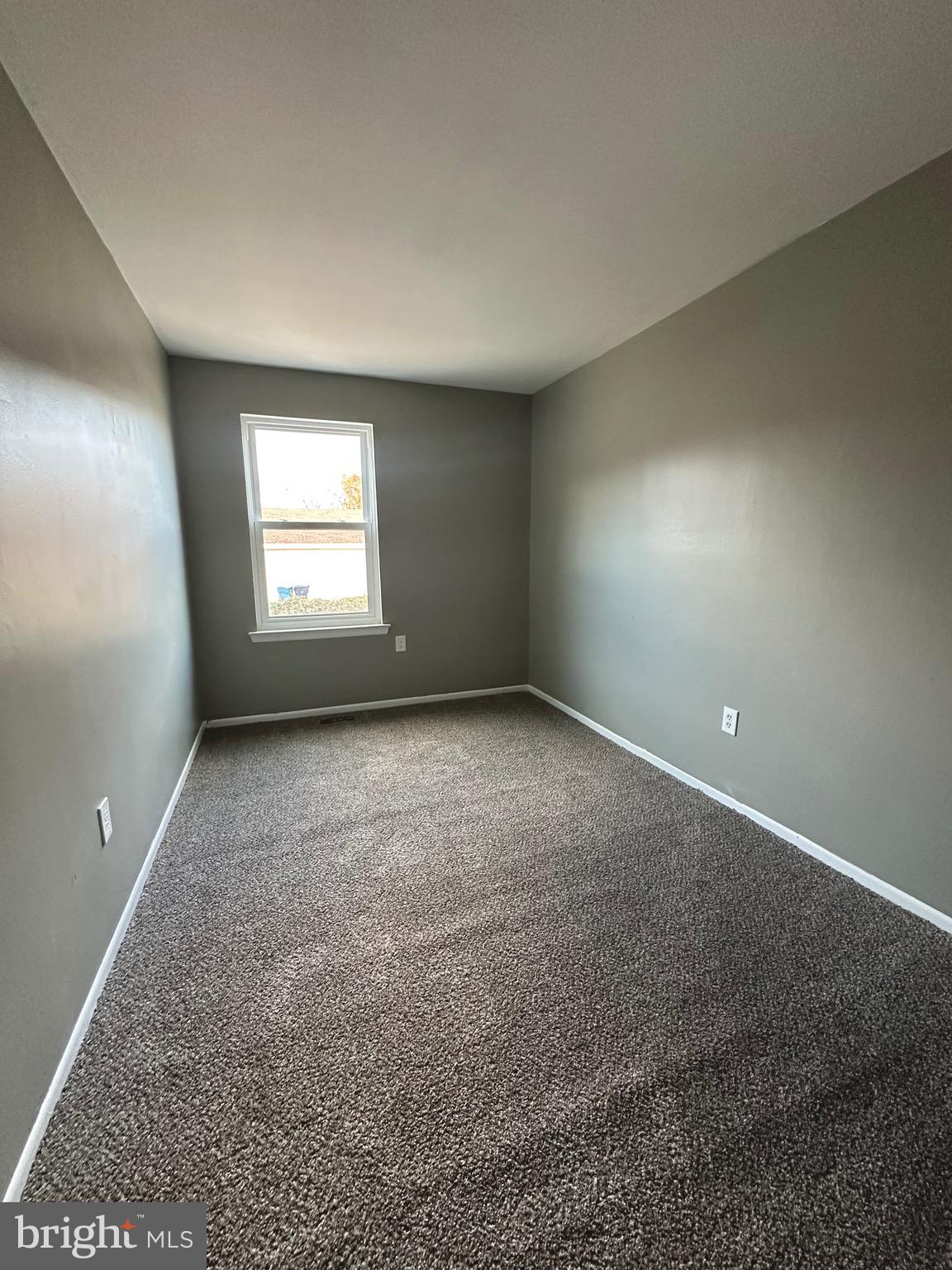 12077 Abby Road Philadelphia, PA 19154 - Photo 6 of 27 an empty room with a window