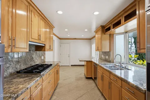 $5,900 | 5919 Rolling Road, Woodland Hills, CA 91367