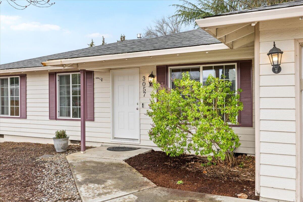 3057 Delta Waters Road Medford, OR 97504 - Photo 4 of 23 04-CI_6082